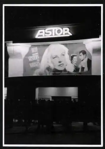 Fotografie Lassberg & Wimmer, Berlin, Ansicht Berlin, Kurfürstendamm, Nachtaufnahme Leuchtreklame am ASTOR Kino