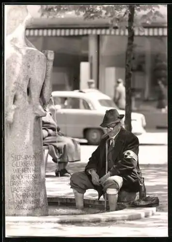 Fotografie F. Pikola, München-Schwabing, Ansicht München, Blinder Mann gönnt sich ein Fussbad im Brunnen