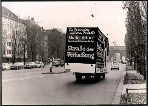 Fotografie F. Pikola, München-Schwabing, Ansicht München, Lastwagen mit Filmreklame Strasse der Verheissung m. Mario Adorf