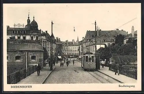 AK Diedenhofen, Stadteingang mit Strassenbahn