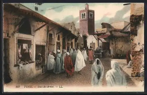 AK Tunis, Souk des Armes mit arabischen Händlern und Passanten