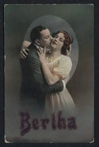 Glitzer-Perl-AK Mann küsst Dame auf die Wange, Schriftzug Bertha mit Glitzer-Perlen