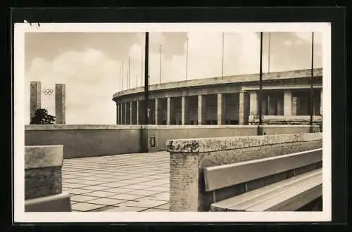 AK Berlin, Reichssportfeld, Blick v. Schwimmstadion auf das Osttor und die Deutsche Kampfbahn