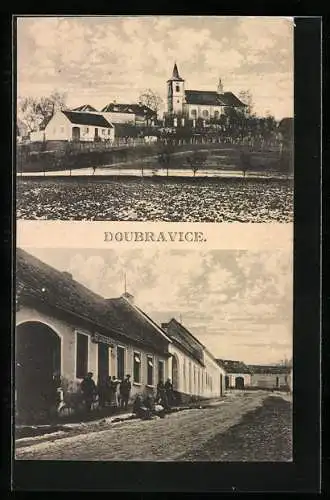 AK Doubravice, Strassenpartie mit Geschäft, Blick zur Kirche