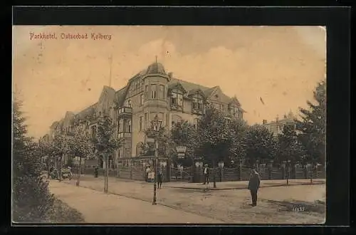 AK Kolberg, Park-Hotel mit Strassenpartie