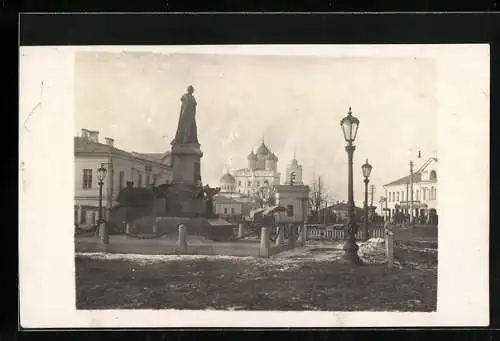 Foto-AK Pleskau, Strassenpartie mit Denkmal und Kirche