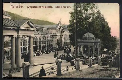 AK Marienbad, Kreuzbrunnen-Kolonnade, Abend-Konzert