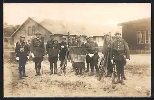 AK Hagenau, Soldaten in Uniform mit Gewehren und Fahne