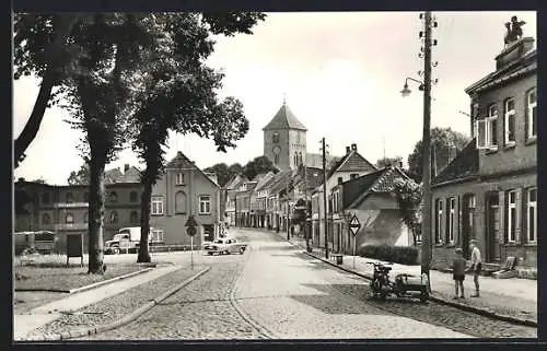 AK Grevesmühlen in Meckl., Blick zur Kirche am Ende der Bahnhofstrasse