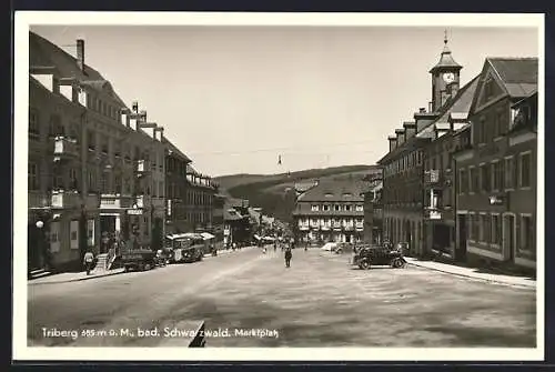 AK Triberg /Bad. Schwarzwald, Marktplatz mit Geschäften und Apotheke