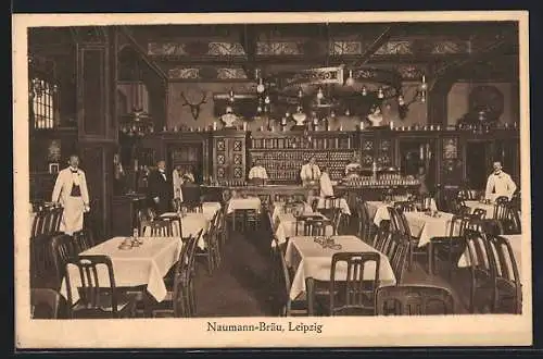 AK Leipzig, Gasthaus Naumann-Bräu, Innenansicht mit Kellnern