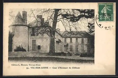 AK Vic-sur-Aisne, Cour d`Honneur du Chateau