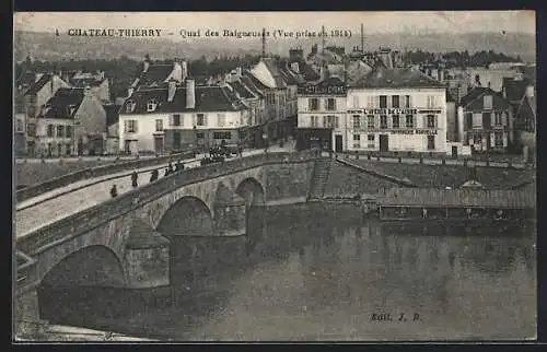 AK Château-Thierry, Quai des Baigneuses, Vue prise en 1914, le pont, passants