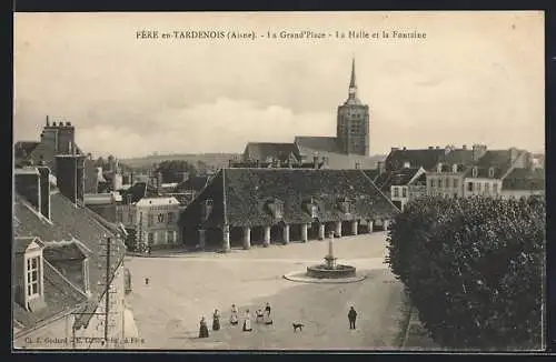 AK Fère-en-Tardenois, La Grand`Place, La Halle et la Fontaine