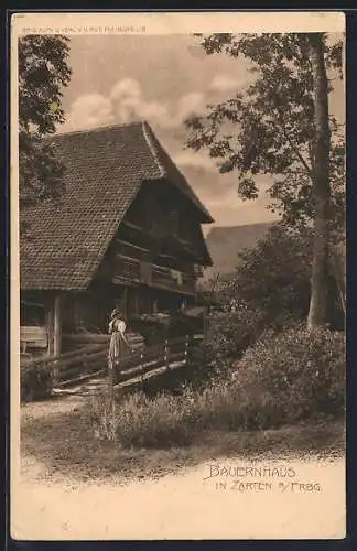 AK Zarten, Frau in Schwarzwälder Tracht steht vor einem Bauernhaus