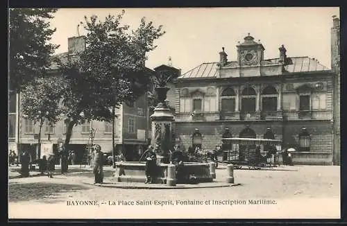 AK Bayonne, La Place Saint-Esprit, Fontaine et Inscription Maritime