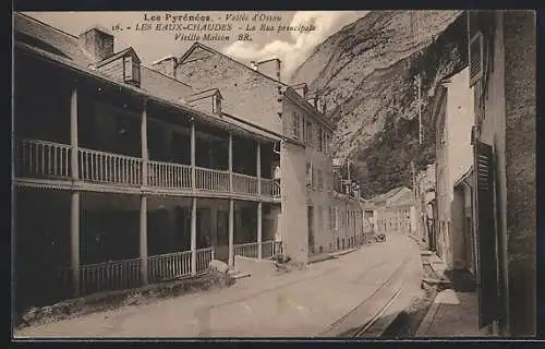 AK Les Eaux-Chaudes /Pyrénées, La Rue principale, Vieille Maison