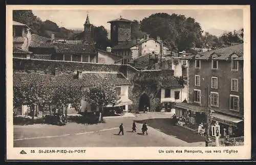 AK Saint-Jean-Pied-de-Port, Un coin des Remparts, vue vers l`Eglise