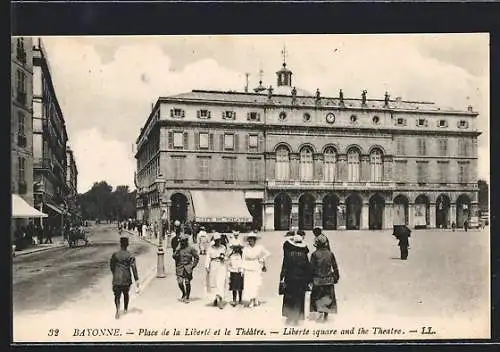 AK Bayonne, Place de la Liberté et le Théatre