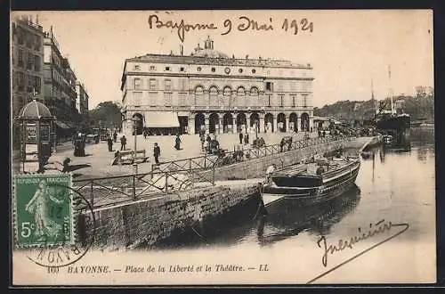 AK Bayonne, Place de la Liberté et le Théatre