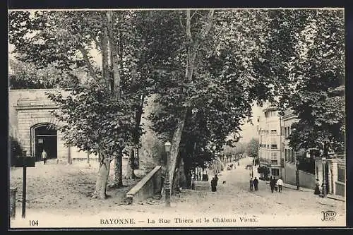 AK Bayonne, La Rue Thiers et le Chateau Vieux