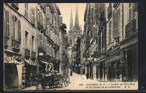 AK Byonne, La Rue du Port-Neuf et les Fleches de la Cathedrale