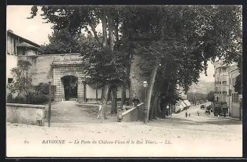 AK Bayonne, La Porte du Chateau-Vieux et la Rue Thiers