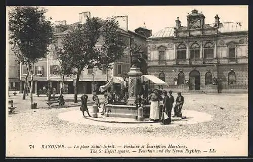 AK Bayonne, La Place Saint-Esprit, Fontaine et Inscription Maritime