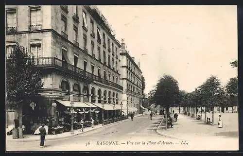 AK Bayonne, Vue sur la Place d`Armes