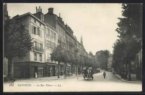 AK Bayonne, La Rue Thiers