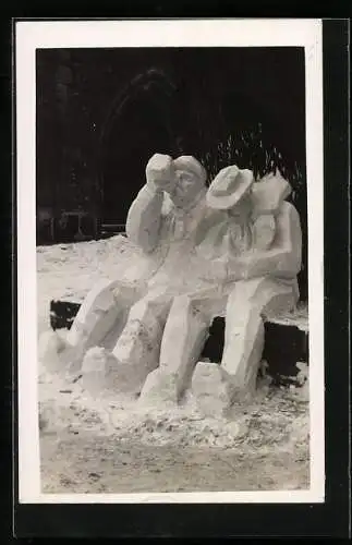 Foto-AK Goslar, Zwei Wanderer bei der Brotzeit, Schneeplastik