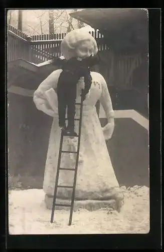 Foto-AK Berchtesgaden, Hofbräuhaus, Hofbräustübl-Wirtin als Schneeskulptur im Hofraum, mit kletterndem Schornsteinfeger