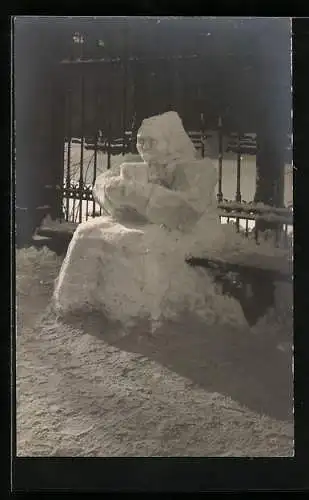 Foto-AK Goslar, Frau mit Päckchen auf einer Bank, Schneeplastik