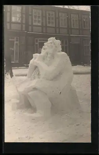 Foto-AK Goslar, Sitzender Wilder Mann, Schneeplastik