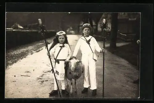 Foto-AK Zwei Kinder in festlicher Tracht mit einem Schaf und Kerzen