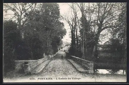 AK Fontaine, l`entrée du village avec pont et arbres en arrière-plan