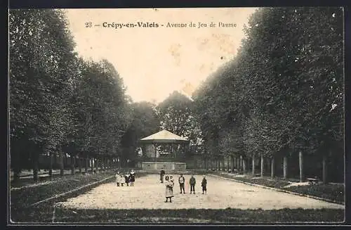 AK Crépy-en-Valois, avenue du Jeu de Paume avec enfants devant un kiosque à musique