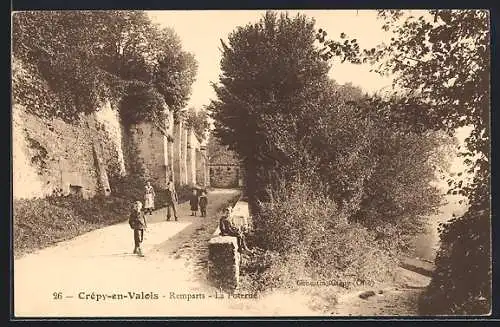 AK Crépy-en-Valois, Remparts, La Poterne