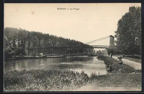 AK Boran, La Plage avec pont suspendu et rivière