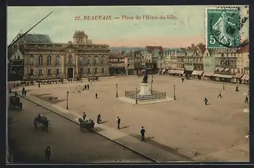 AK Beauvais, Place de l`Hôtel-de-Ville avec statue centrale et bâtiments autour