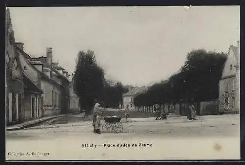 AK Attichy, Place du Jeu de Paume mit Frau und Kinderwagen