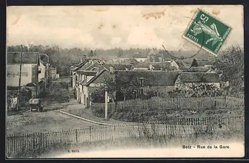 AK Betz, Rue de la Gare avec maisons et clôture