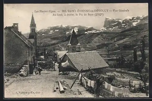 AK Saint-Étienne-en-Dévoluy, vue générale avec le Pic de Bure à droite