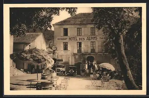 AK Saint-Julien-en-Beauchêne, Hôtel des Alpins avec voitures et terrasse extérieure