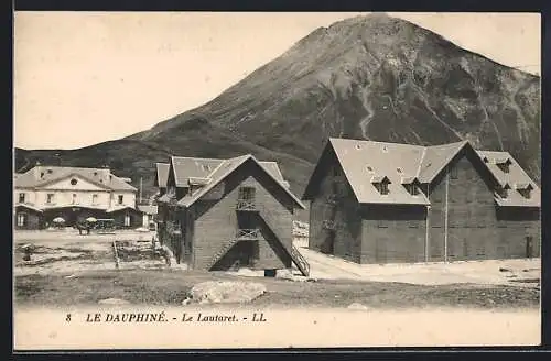 AK Le Lautaret, vue des bâtiments et de la montagne au Dauphiné