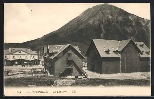 AK Le Lautaret, bâtiments et montagne en arrière-plan