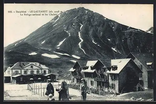 AK Le Lautaret, Le Refuge national et les Chalets, vue sur la montagne