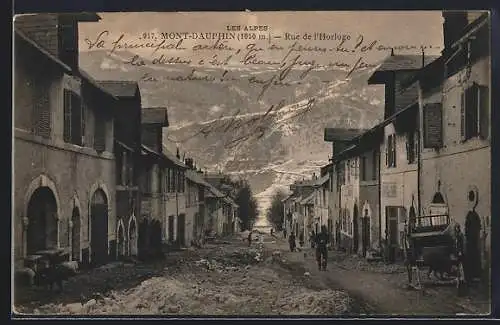 AK Mont-Dauphin, Rue de l`Horloge avec vue sur les montagnes des Alpes