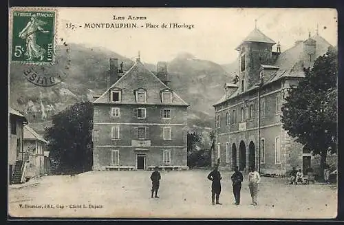 AK Mont-Dauphin, Place de l`Horloge avec bâtiments et personnes