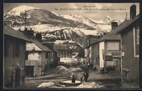 AK Mont-Dauphin, Fontaine des Quatre Coins mit verschneiten Alpen im Hintergrund